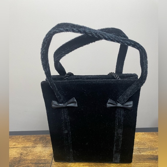 Elegant Black Velvet Handbag with shoulder Strap - Picture 2 of 8
